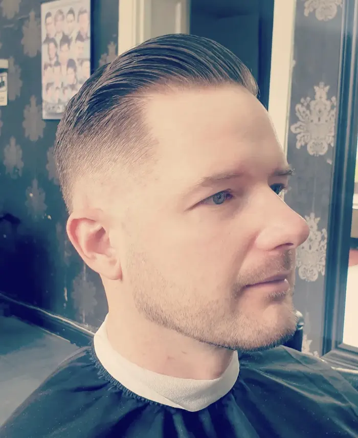 Bakåtkammad herrklippning med fade hos Salong Prins i Norrköping