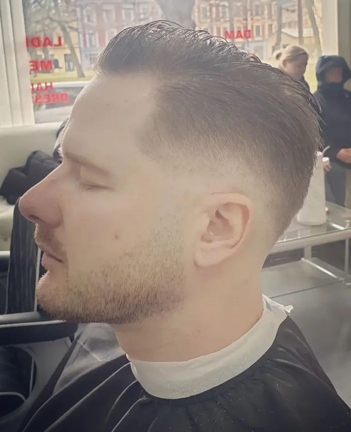 Herrklippning med fade på sidorna hos Salong Prins i Norrköping